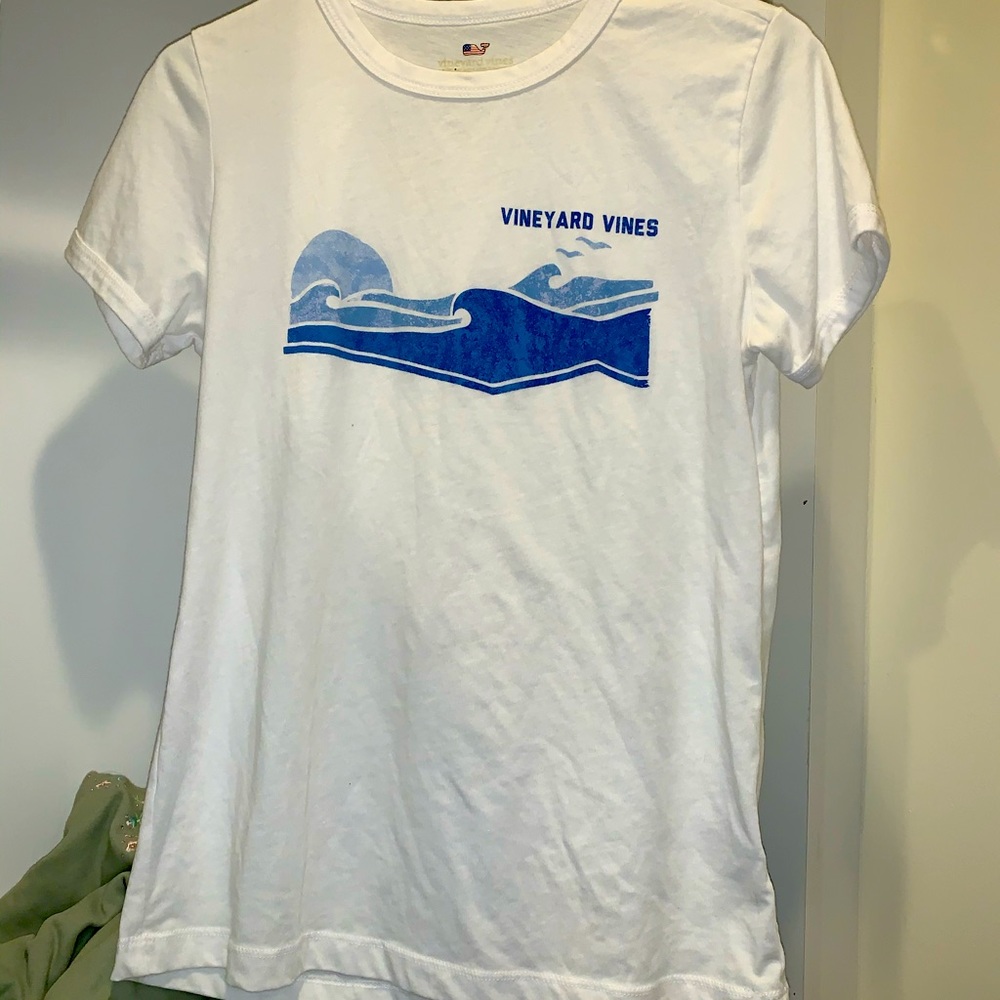 vineyard vines t-shirt